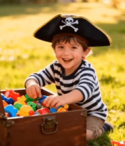 小男孩草地玩玩具箱中的玩具10320#横屏 