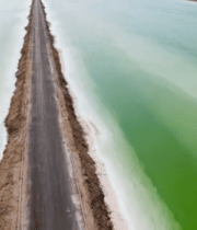 航拍青海盐湖中道路景象15050#横屏 