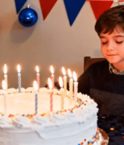 小男孩生日对着蛋糕许愿4148#横屏 