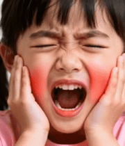 小女孩双手托脸张大嘴表情夸张8000#横屏 