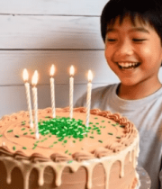 小男孩手持生日蛋糕13334#横屏 