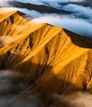 航拍云海环绕的山脉4039#横屏 