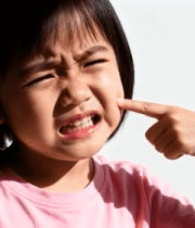 小女孩用手指拉扯脸部表情4630#横屏 