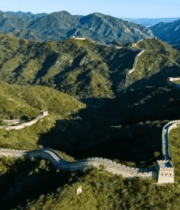 航拍蜿蜒于山峦间的长城6618#横屏 