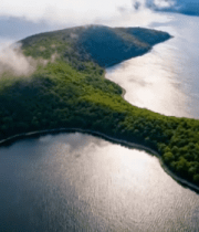 航拍湖泊中的绿植岛屿13874#横屏 