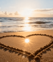 海滩上的心形沙画与日落景象15038#横屏 