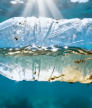 海洋中的塑料瓶垃圾3709#横屏 