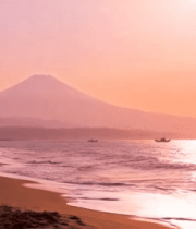 海滩日落时人群与富士山景观2620#横屏 