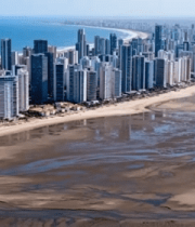 海滩旁城市高楼鸟瞰7380#横屏 