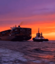 海上夕阳下的货船与拖船3344#横屏 