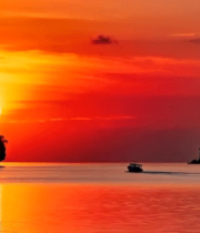 海上夕阳下的船只与山景12483#横屏 