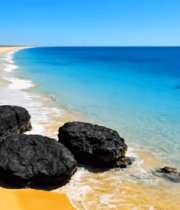 	 海滩上的礁石与清澈海水12573#横屏 