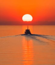 海上日落时分航行的船只8612#横屏 