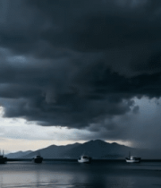 海面乌云下停泊的船只8644#横屏 