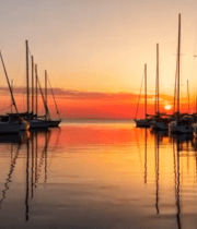海港日落时分停泊的帆船2578#横屏 