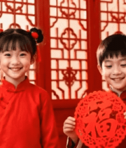 孩童身着汉服手持福字素材6398#横屏 