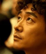 观众在会场专注观看11296#横屏 