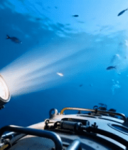 	 海底潜水器灯光照射海洋景象9352#横屏 