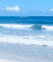 海边沙滩海浪与行驶船只3713#横屏 