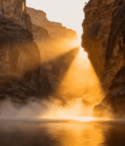 峡谷阳光穿透水面景象6520#横屏 