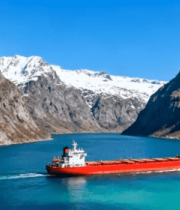 峡湾中航行的红色货船8546#横屏 