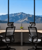 现代办公室办公桌与窗外山景11063#横屏 