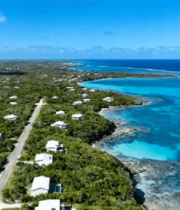 海岸旁带植被的房屋俯瞰画面9552#横屏 