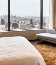 西装男子于卧室眺望城市景观10964#横屏 