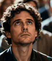 	 观众席卷发男子抬头观看7100#横屏 