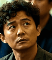 观众席男子抬头专注聆听14973#横屏 