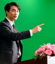 西装男子绿幕前指向前方3331#横屏 