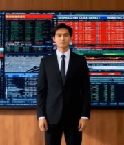 西装男子站立于绿幕前6764#横屏 