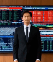 西装男子站立于绿幕前6764#横屏 