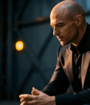 西装男士静坐沉思素材9701#横屏 