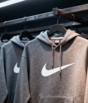 挂架上的耐克灰色连帽卫衣880#横屏 