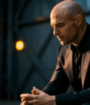 西装男士静坐沉思素材9701#横屏 