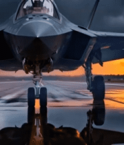 夕阳下战斗机停在机场跑道10967#横屏 
