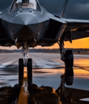 夕阳下战斗机停在机场跑道10967#横屏 