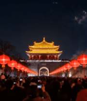 古建筑前人群赏烟花挂灯笼场景1263#横屏 