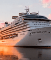 夕阳下停靠的大型游轮9790#横屏 