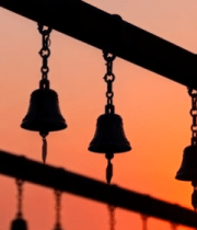 夕阳下悬挂的风铃12588#横屏 