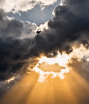 夕阳下人物于云层间跳跃画面10820#横屏 