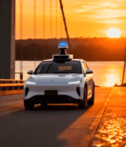 夕阳下桥梁上的自动驾驶汽车6432#横屏 