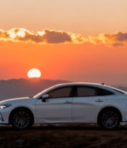 夕阳下山顶的白色轿车3456#横屏 