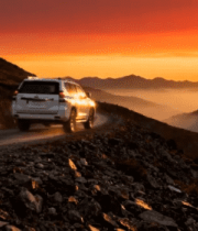 夕阳下山路行驶的白色6369#横屏 