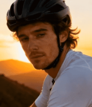 夕阳下骑行者休憩特写8839#横屏 