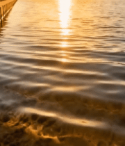 夕阳下水面与岸边石阶景象7795#横屏 