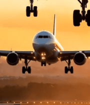 夕阳下客机降落机场跑道2604#横屏 