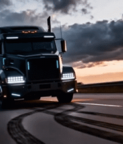 公路上行驶的重型卡车13920#横屏 