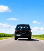 公路上行驶的越野汽车13740#横屏 